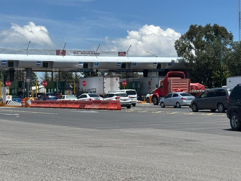 Constante tráfico vehicular, zona de la caseta El Dorado, carretera Toluca-Atlacomulco