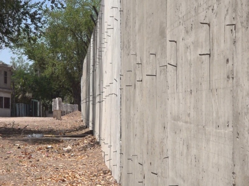 Construcción de barda podría dejarlos encerrados, aseguran vecinos del P.O.