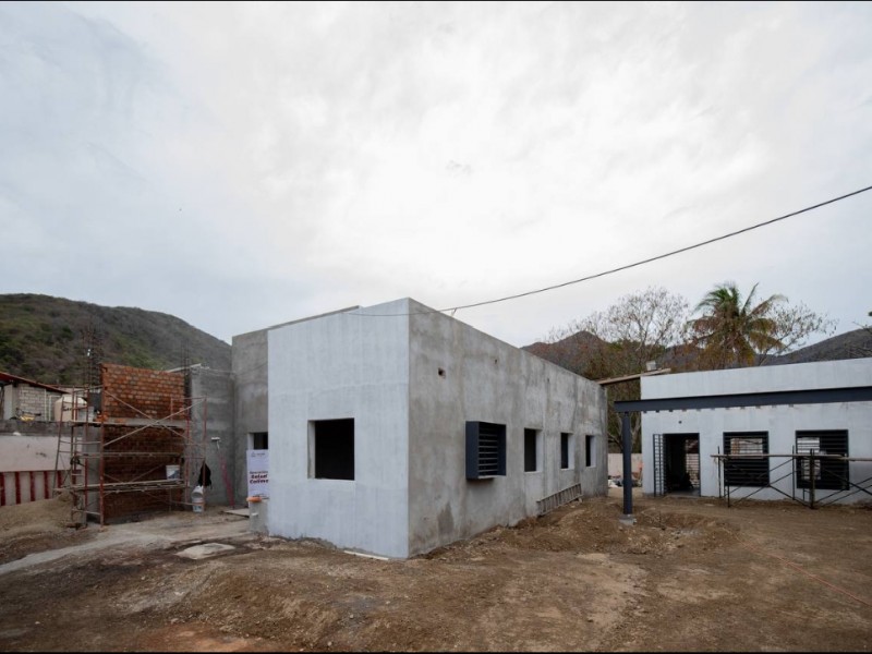 Construcción del Centro de Salud de Zacualpan, avance del 70%