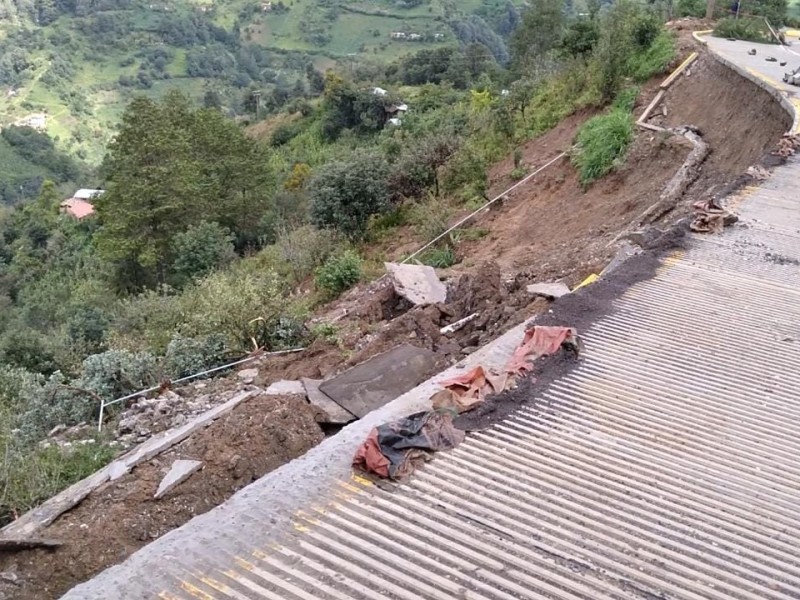 Constructora retirará escombro de obra derrumbada por lluvias en Xitlama
