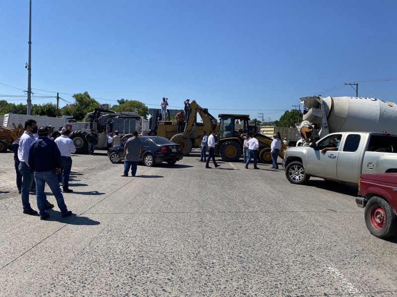 Constructores bloquean acceso carretero al aeropuerto nacional “El Tajín”