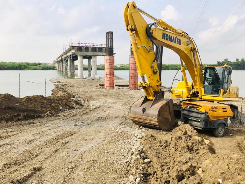 Constructores luchan por lograr obras