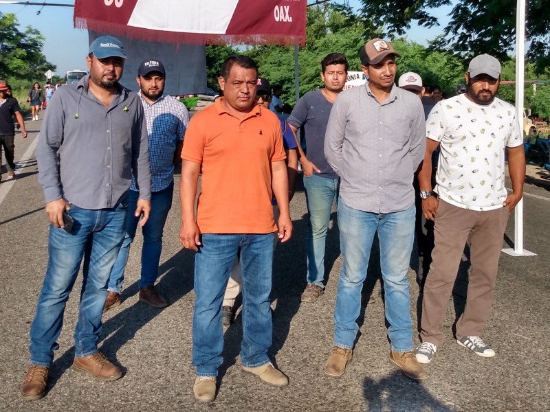 Constructores mantienen bloqueo carretero en Juchitán