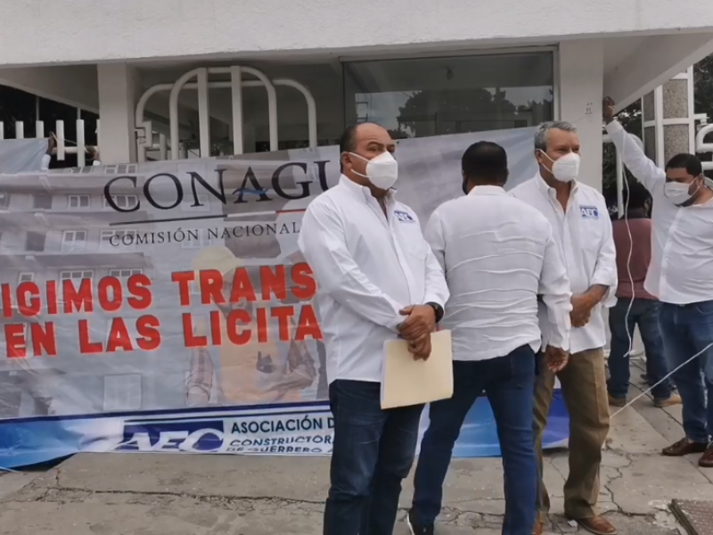 Constructores protestan en oficinas de Conagua en Chilpancingo