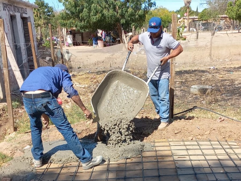 Construyen baños públicos en campo deportivo del ejido Antonio Rosales