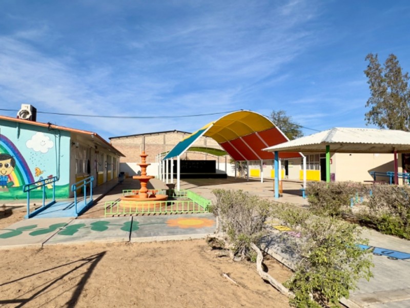 Construyen baños y banqueta en preescolar Cucapah