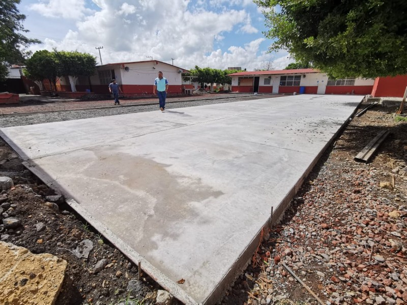 Construyen cancha de usos múltiples en escuela zamorana