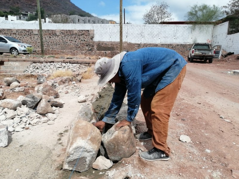 Construyen muro de piedra braza en las 100 Casas