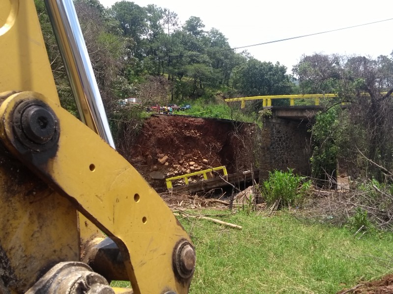 Construyen paso provisional tras derrumbe de puente vehicular