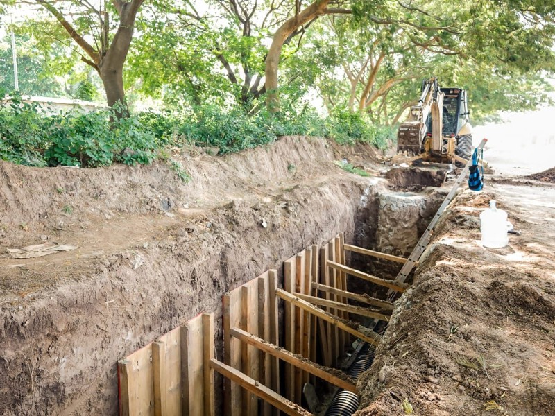 Construyen subcolector en Juchitán para resolver colapso de drenaje en 15 colonias