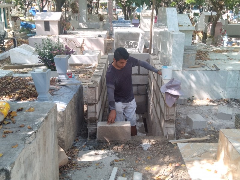 Construyen tumbas en andadores de Panteón San Marcos