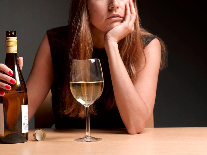 Consumo de alcohol disminuye menos entre las mujeres