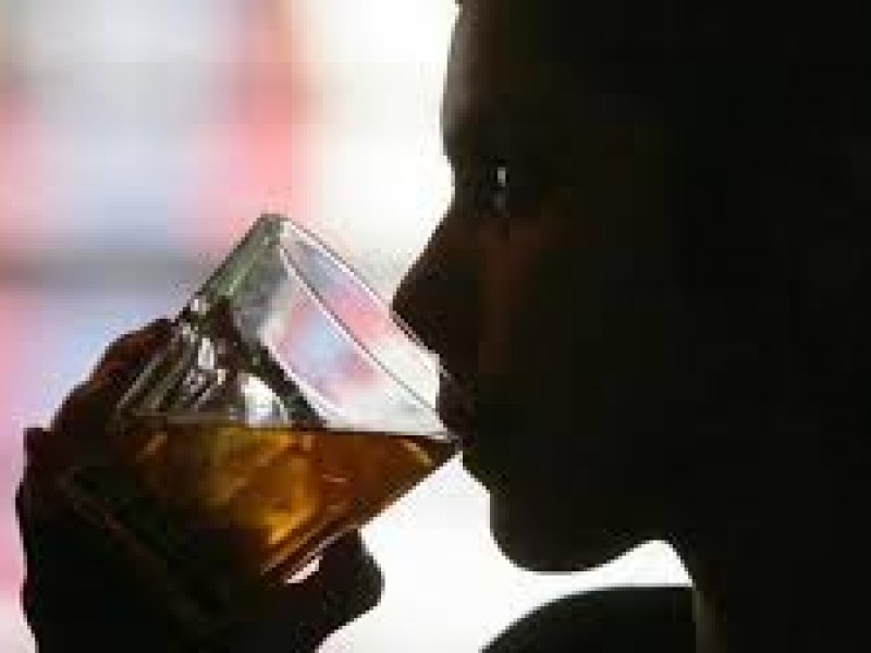 Consumo de alcohol se incrementa en mujeres