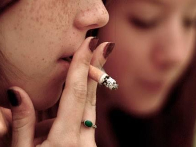 Consumo de tabaco crece en jóvenes de edad temprana