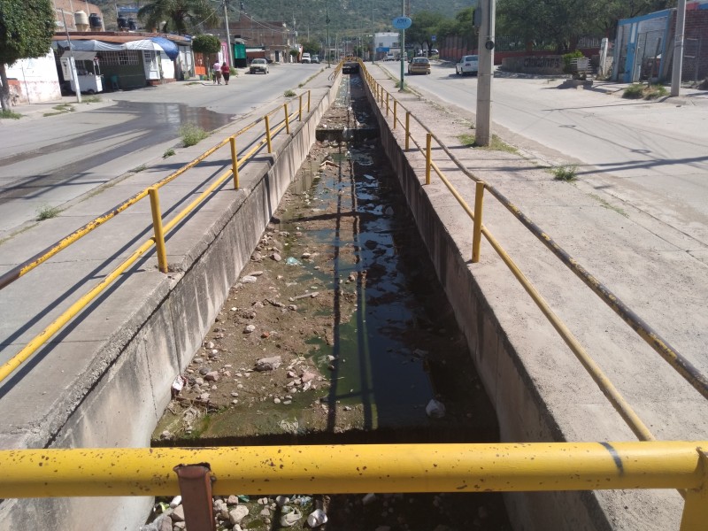 Contaminan canal pluvial en Villas de San Nicolás