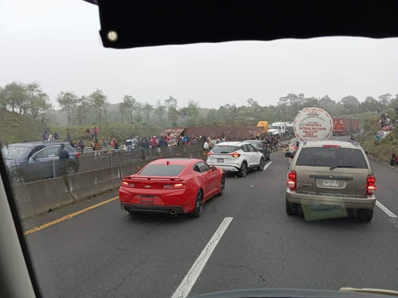 Contenedor se desprende de tráiler y desata rapiña en libramiento