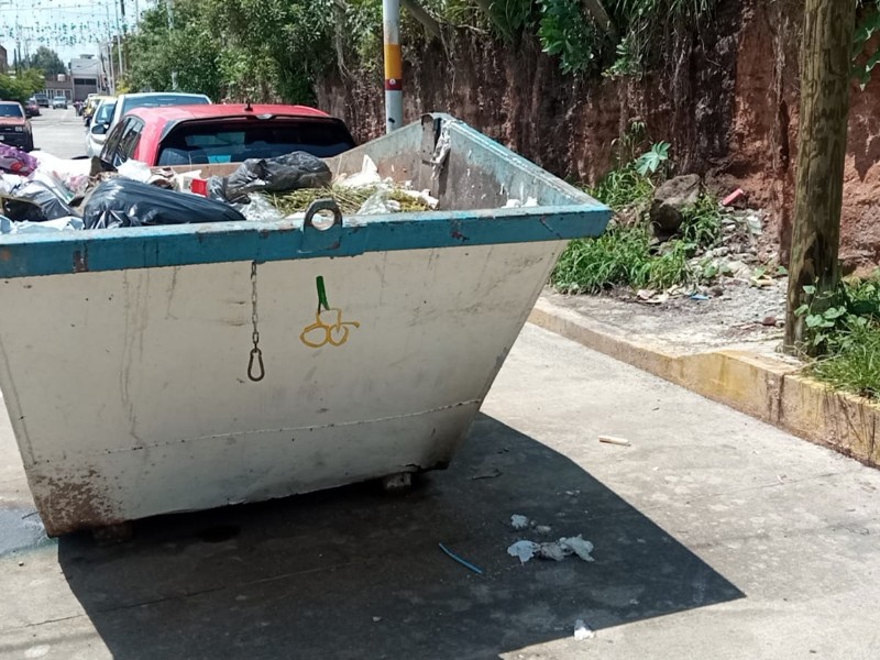 Contenedores desbordados = focos de infección. La ciudadanía exige soluciones inmediatas.