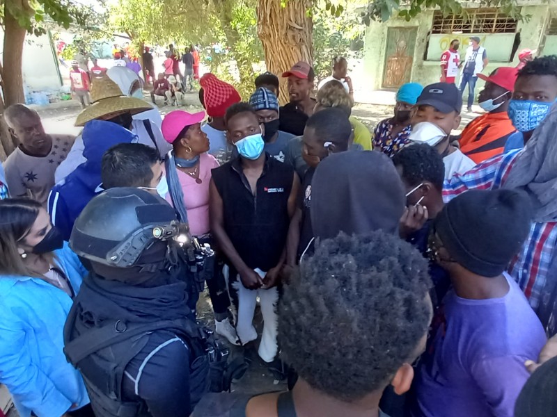 Conteo de migrantes tensa diálogo entre policías y haitianos