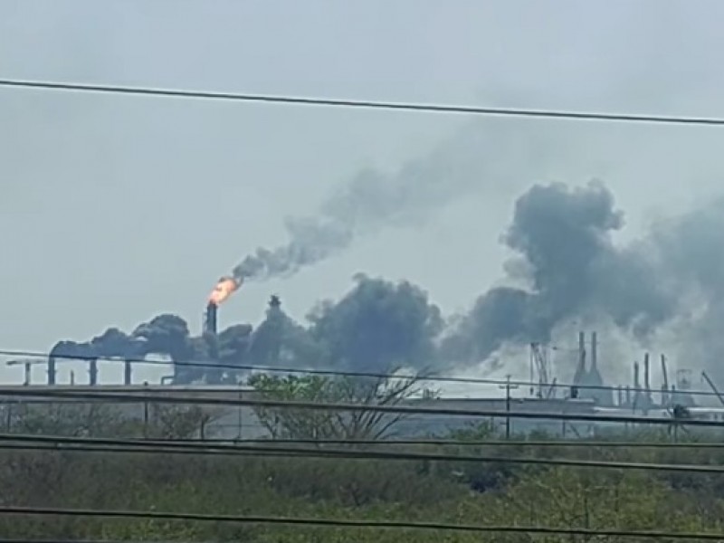 Contingencia en caldera de PEMEX; evacuan a personal de ICA