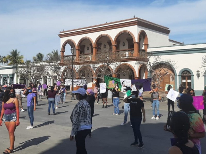 Contingente de más de 100 mujeres se manifiestan en Plaza Mijares