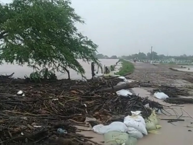 Continúa afectación por desbordamiento del río Acaponeta en Tecuala