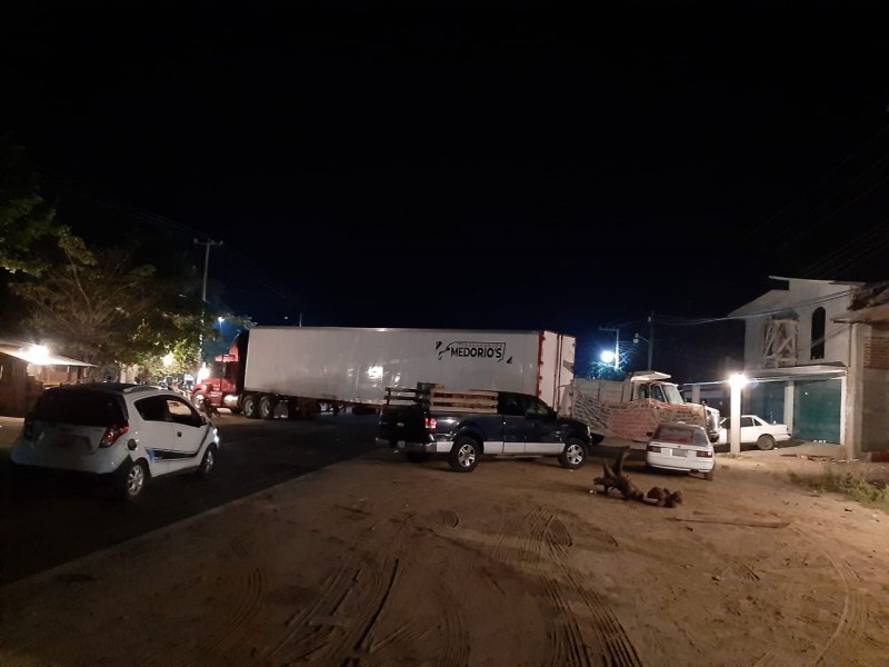 Continúa bloqueo carretero en Papanoa, no se moverán, aseguran pobladores