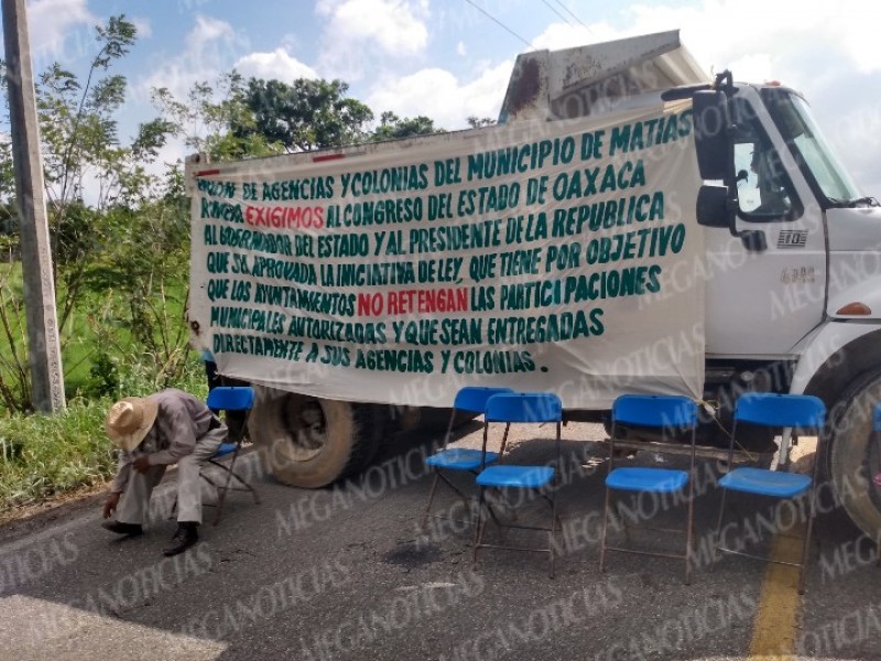 Continúa bloqueo en Palomares,no hay paso a Veracruz
