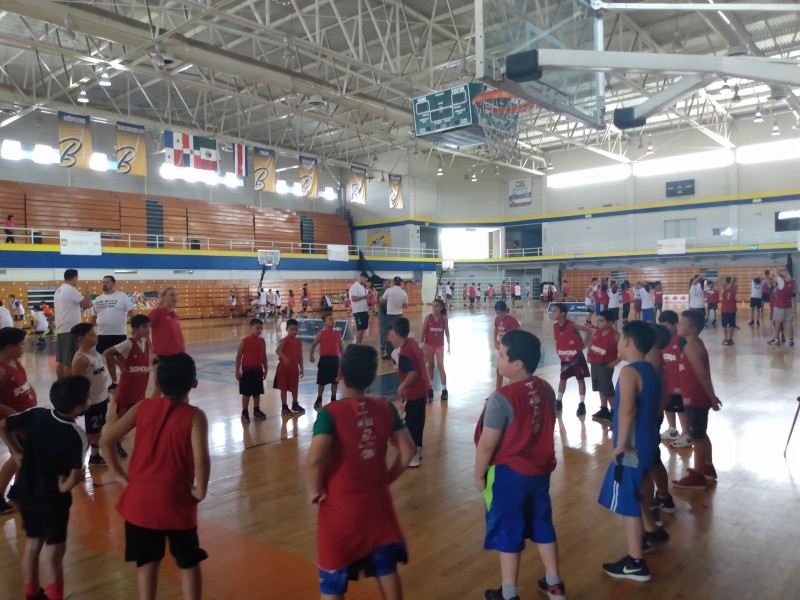 Continúa campamento de Basquetbol