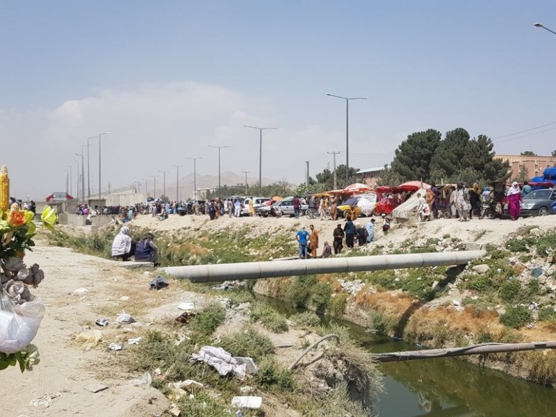 Continúa caos en Kabul, atraviesan zanja para ingresar al aeropuerto