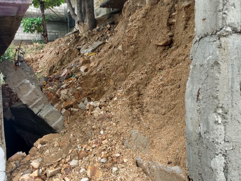 Continúa casa derrumbada sin apoyo en Salina Cruz