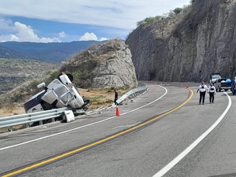 Continúa cerrada autopista Mitla–Tehuantepec tras 48 horas de bloqueo
