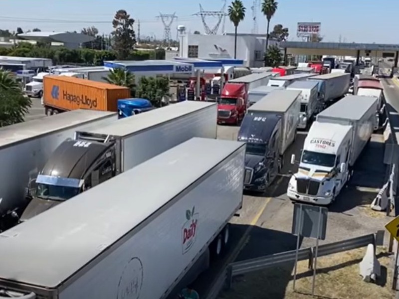 Continúa cerrada carretera en Juventino Rosas hay grave afectación al tráfico vehicular Continúa cerrada carretera en Juventino Rosas hay grave afectación al tráfico vehicular