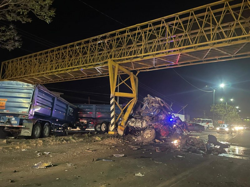 Continúa cerrada circulación en Madero Poniente por impacto de trailer