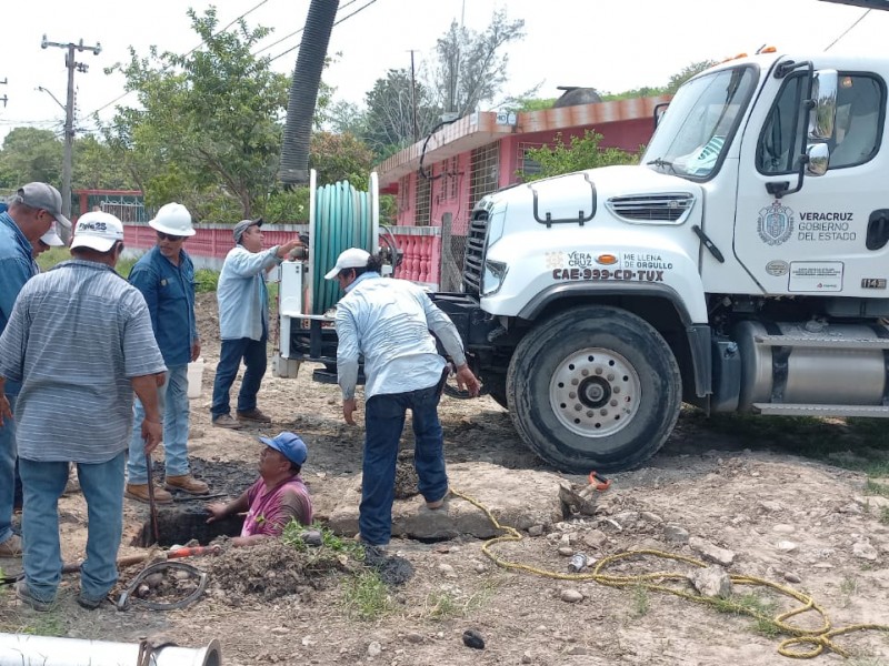 Continua desazolve de drenes pluviales en Tuxpan