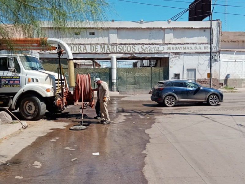 Continúa desazolve de la red de drenaje en Guaymas