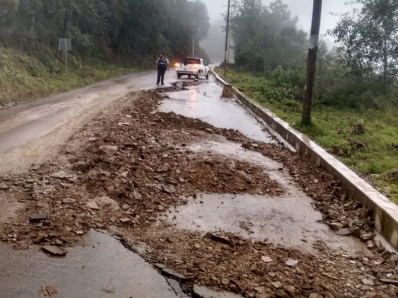 Continúan afectaciones en carreteras de la Sierra Negra