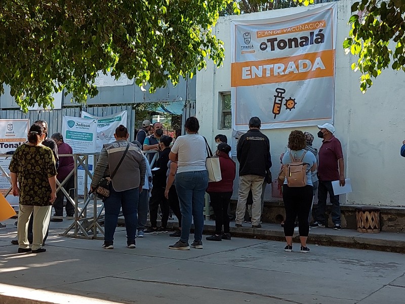 Continúa desorden con vacunación en la Secundaria 101 en Tonalá