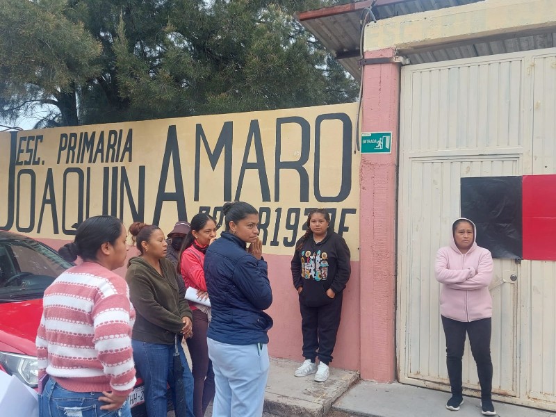 Continúa disputa entre directora y padres de familia de primaria en Tacoaleche