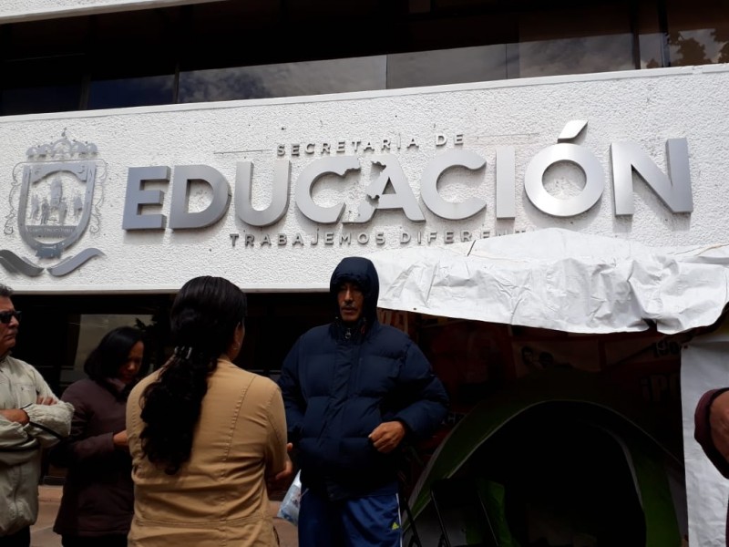 Continua docente en huelga de hambre, analizarán exigencias