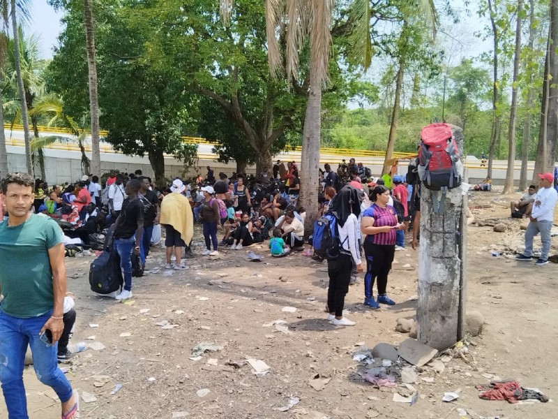 Continúa el arribo de migrantes a Tapachula, abarrotan la COMAR