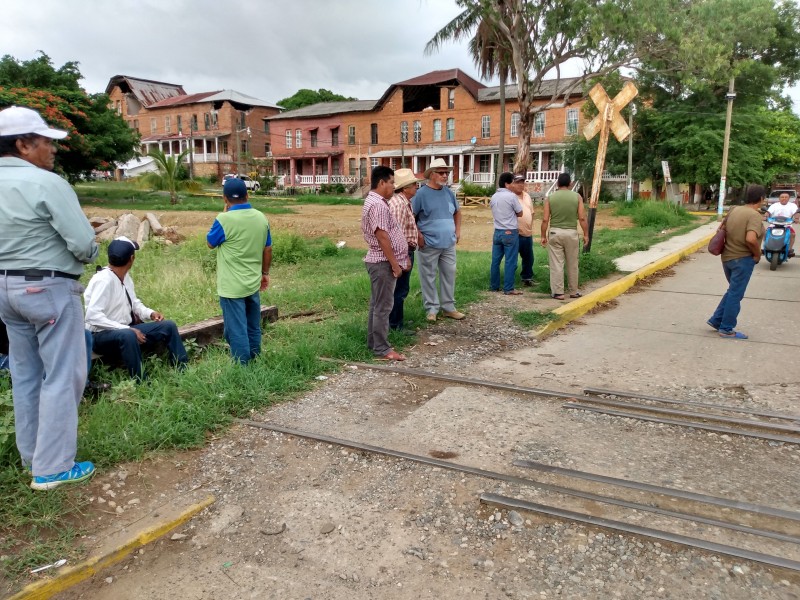 Continua el bloqueo a las vías del ferrocarril