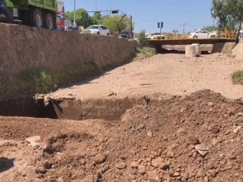 Continúa el desazolve de arroyos y calles en Nogales
