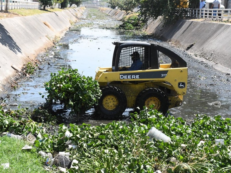 Continúa el desazolve de canales y arroyos de Tlajomulco