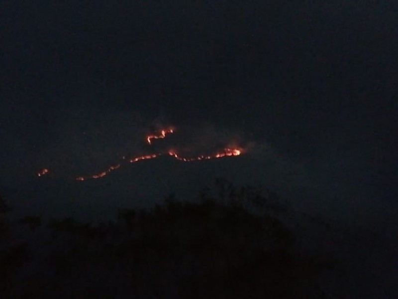 Continúa el incendio en Nativitas Coatlan