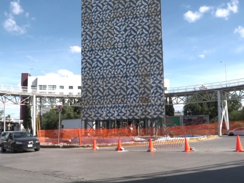 Continúa el retiro de obelisco en bulevar Hermanos Serdán