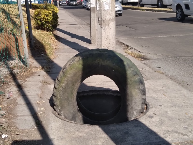 Continúa el robo de coladeras en Metepec