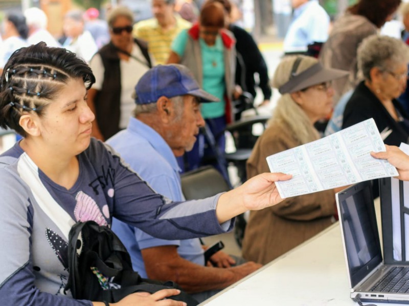 Continúa entrega de Bienevales a adultos mayores