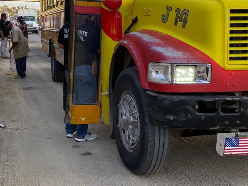 Continúa entrega de cubrebocas en paradas del transporte público