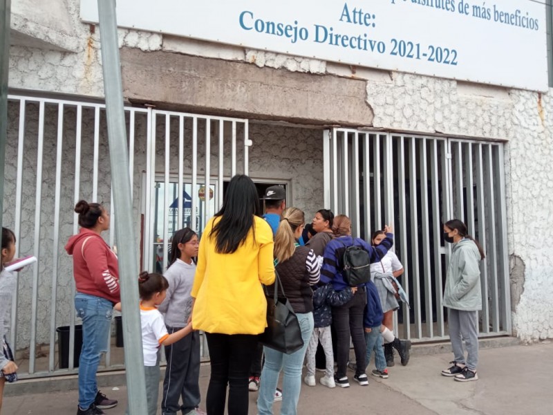 Continúa entrega de uniformes escolares en CANACO