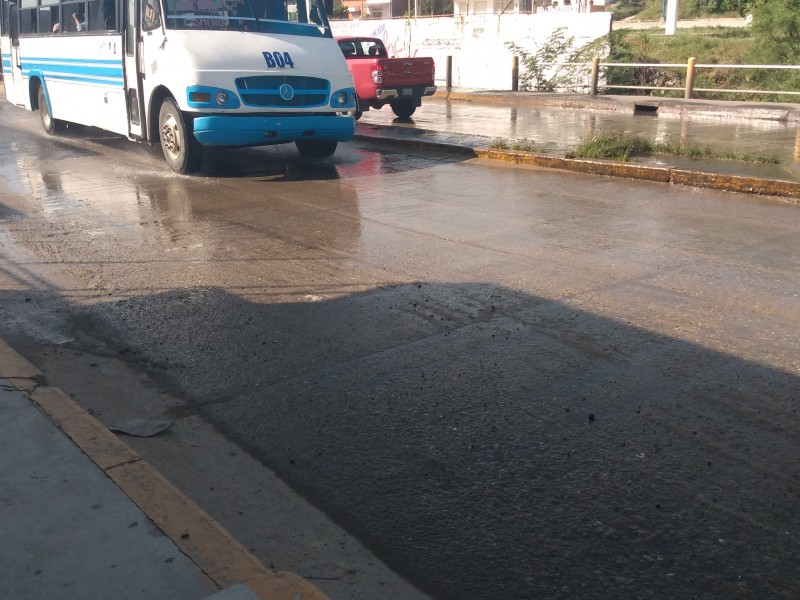 Continúa fuga de aguas negras en Avenida Tampico